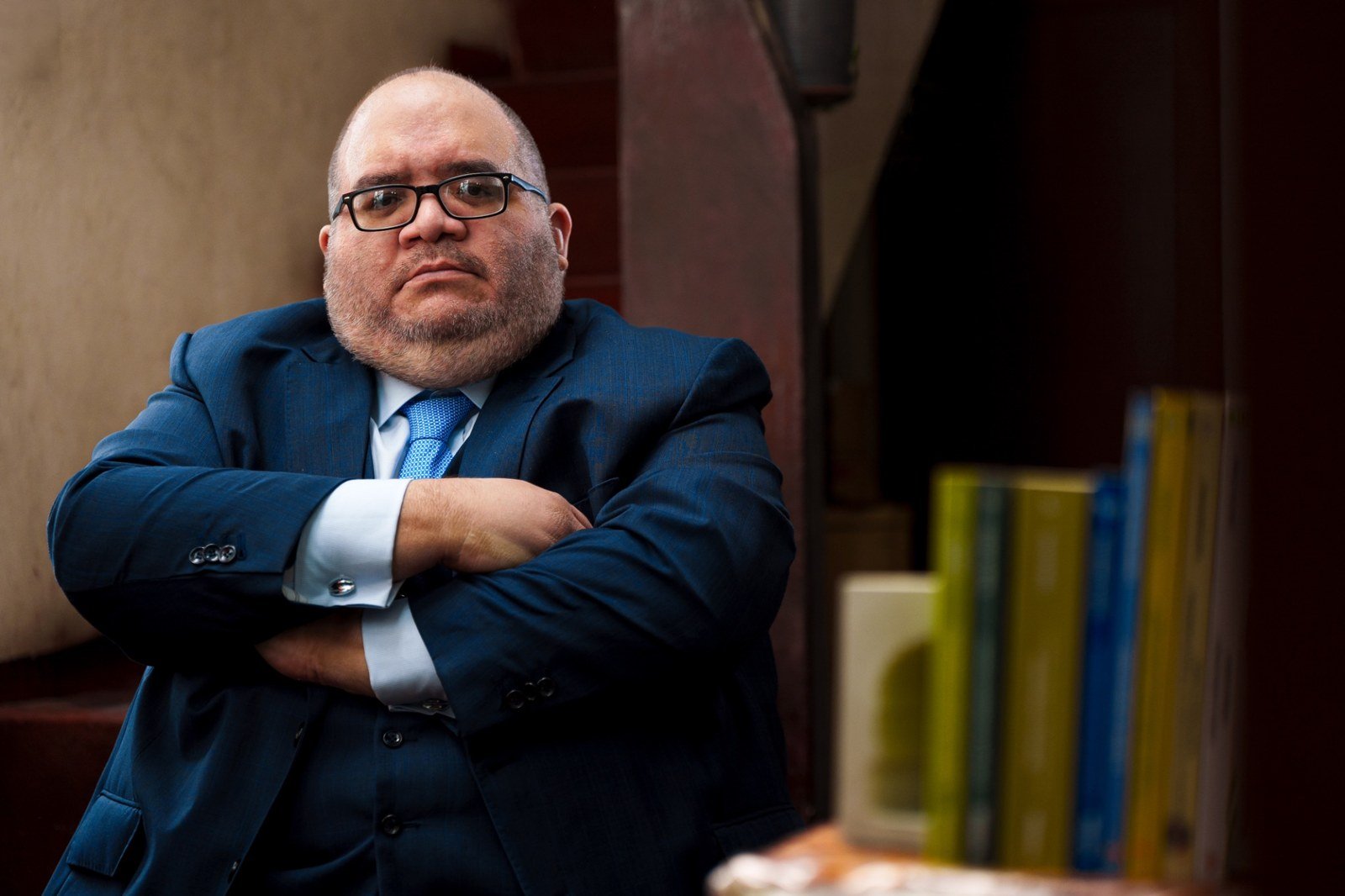 Retrato de Abraham García Chávarri junto a libros